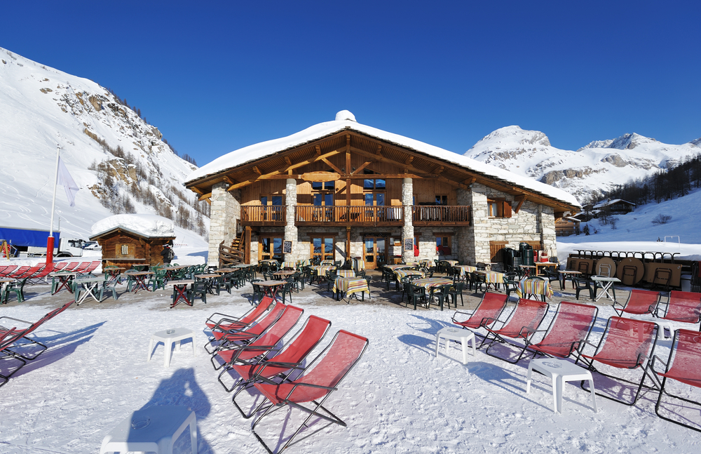 Seasonal hotel vs. Year-round hotel: which one to
choose between?